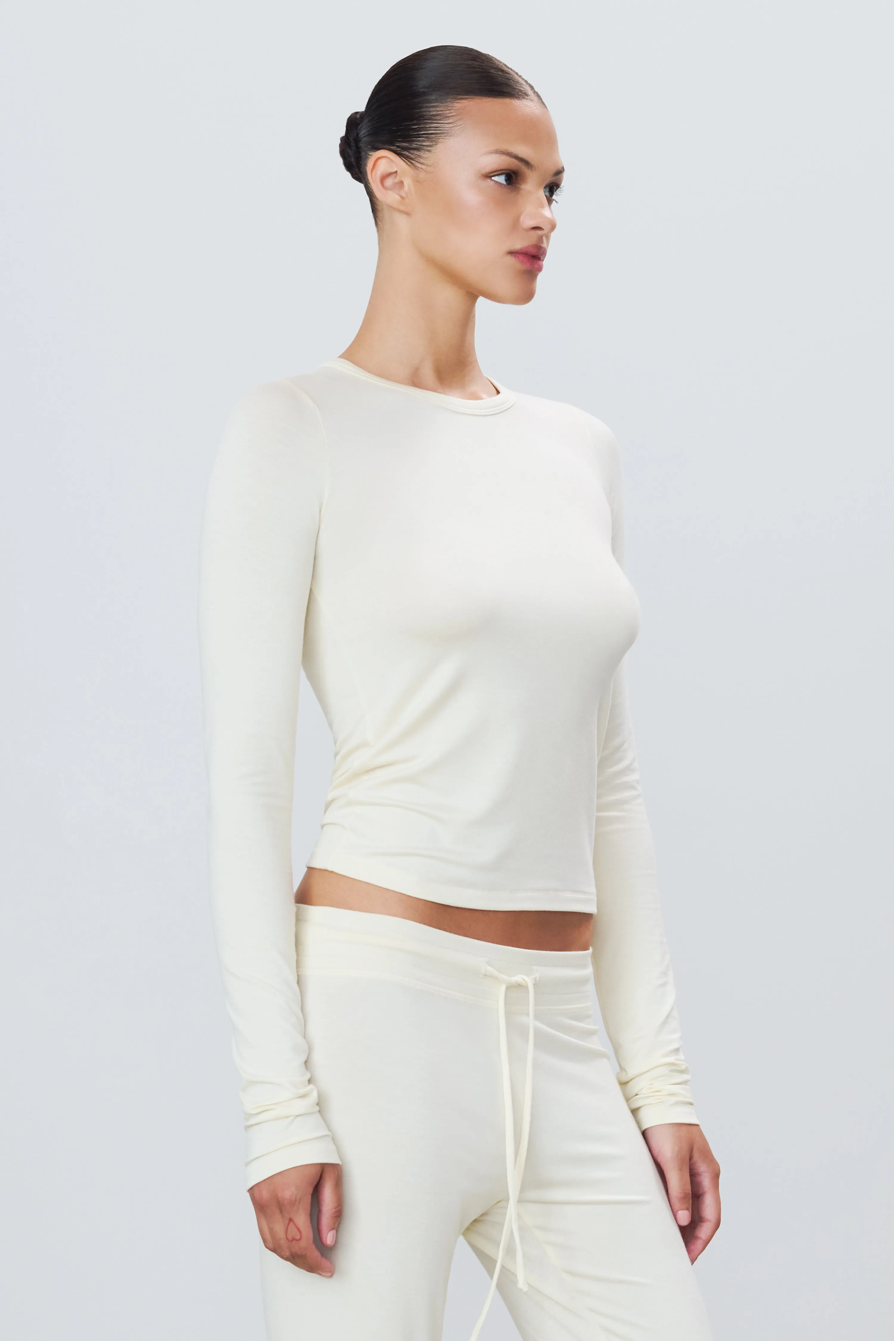 FITTED CREWNECK LONG SLEEVE T-SHIRT
