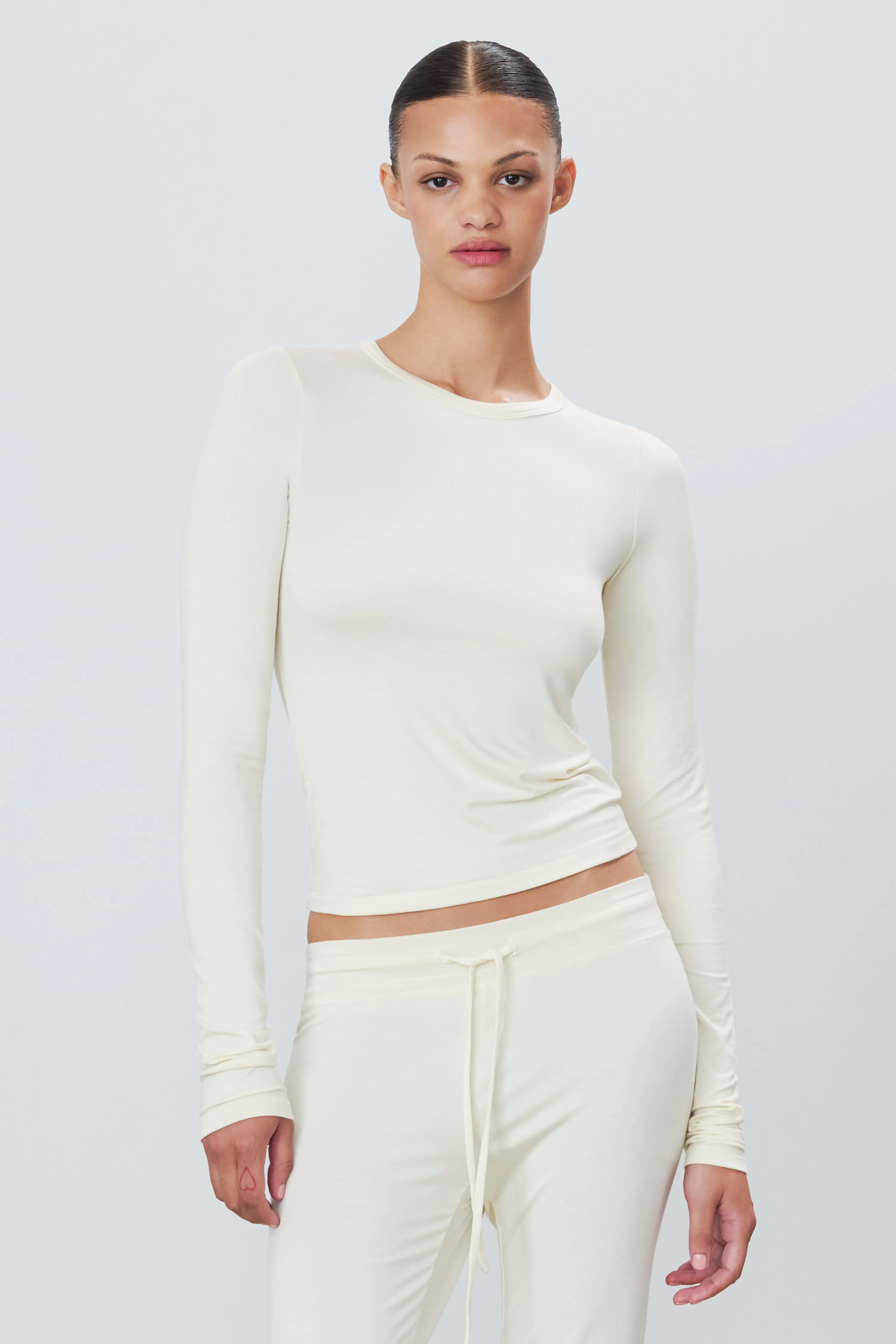 FITTED CREWNECK LONG SLEEVE T-SHIRT
