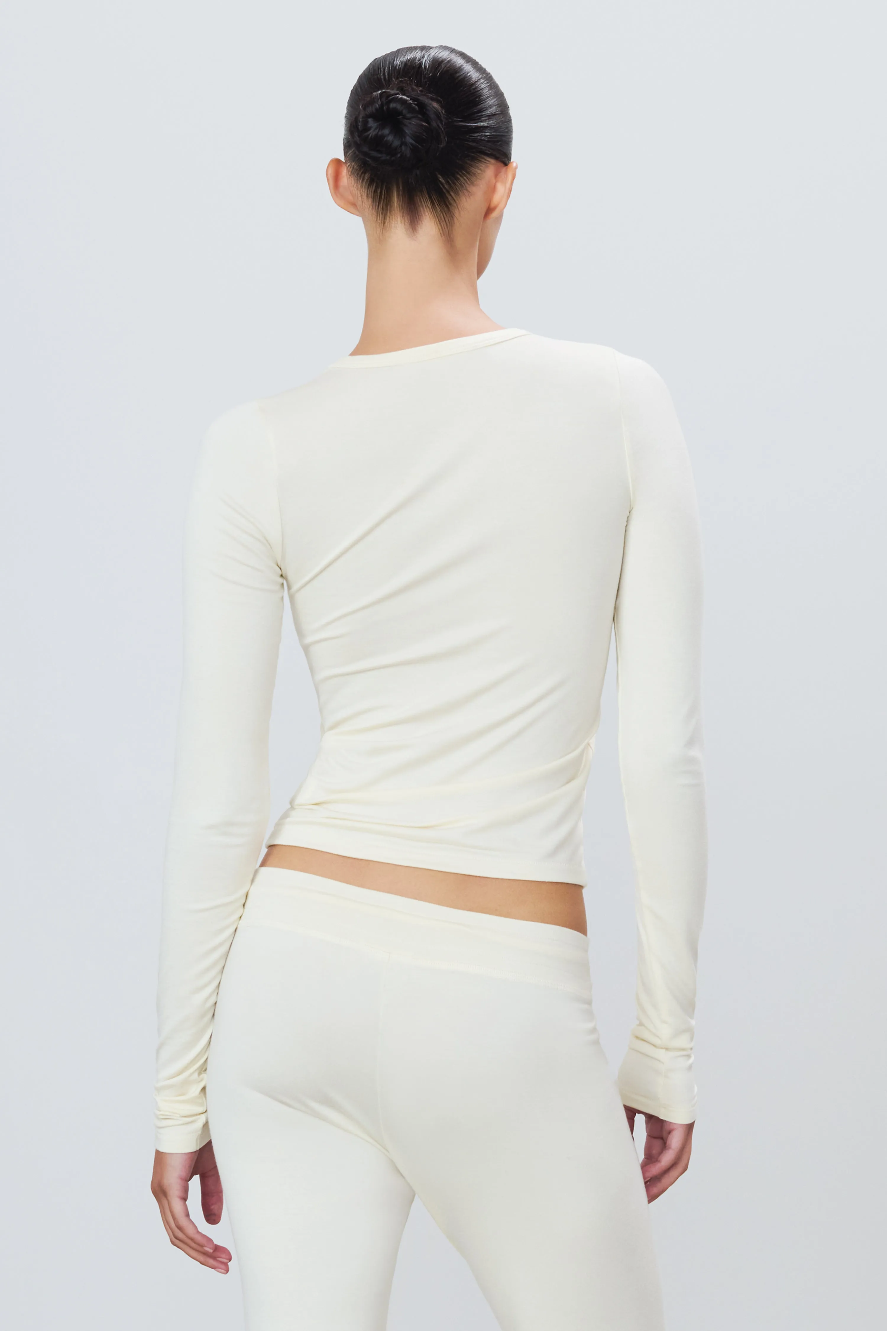 FITTED CREWNECK LONG SLEEVE T-SHIRT
